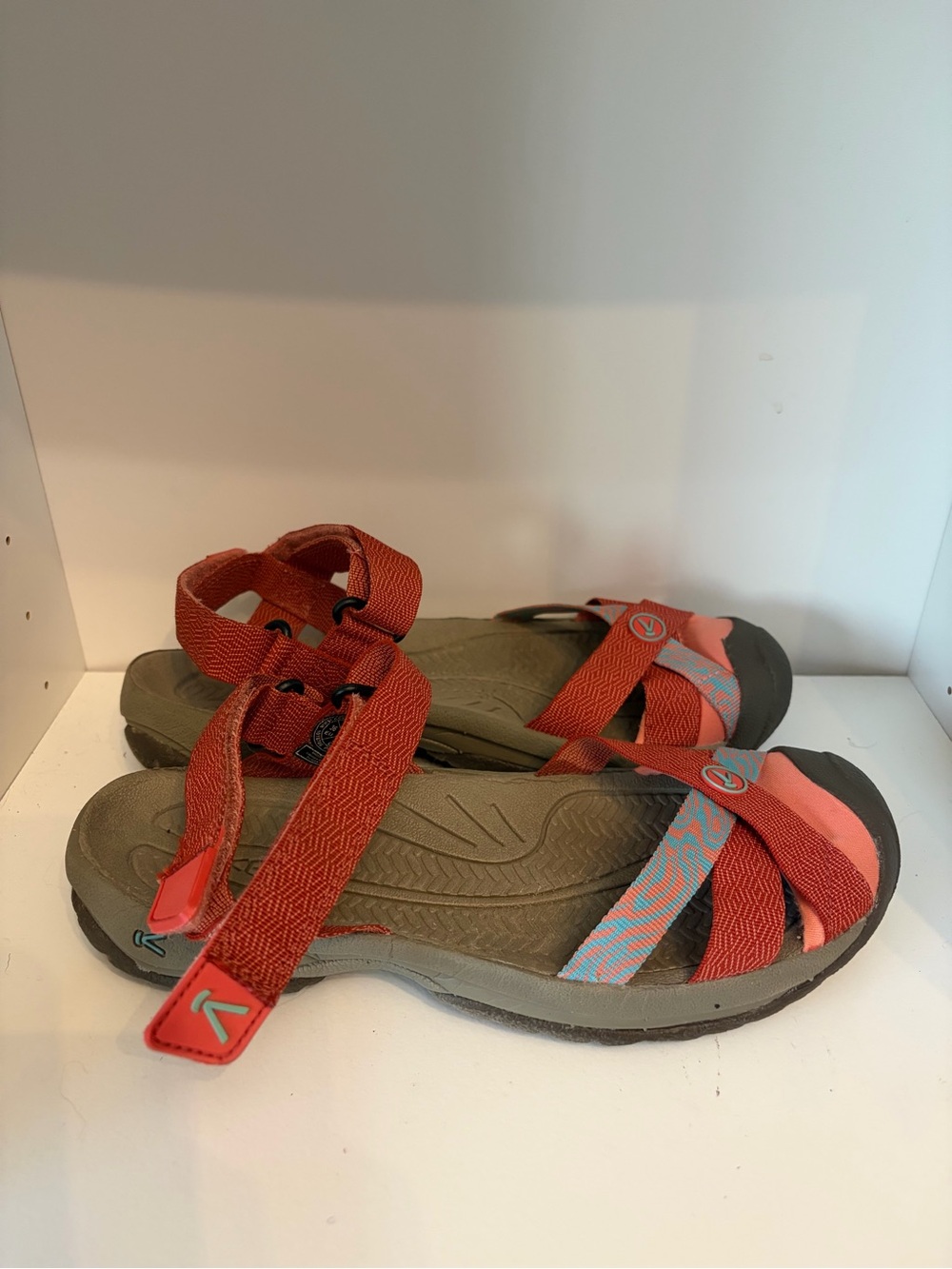KEEN Women's Bali Strap Sandal in Summer Fig and Crabapple Colorway Size 6 - Picture 4 of 7